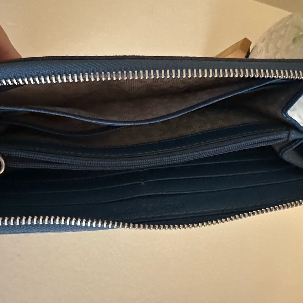 Michael Kors Blue Wallet EUC Saffiano - Picture 3 of 5
